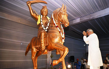 मुख्यमंत्री ने शहीद वीर नारायण सिंह की आदमकद प्रतिमा का किया अनावरण...