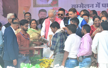 मुख्यमंत्री ने किसान अन्नदाता सम्मेलन में पैरादान करने वाले किसानों को किया सम्मानित...