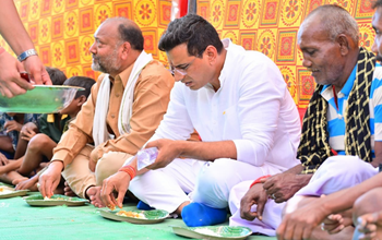आदिवासी नगर में स्वागत द्वार का विधायक श्री यादव ने किया लोकार्पण, फिर सब के साथ बैठ कर किए भोजन