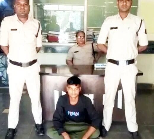 स्कूली छात्रा के घर मे घुसकर दुष्कर्म की कोशिश, छात्रा ने फांसी लगाकर दे दी जान, आरोपी गिरफ्तार...