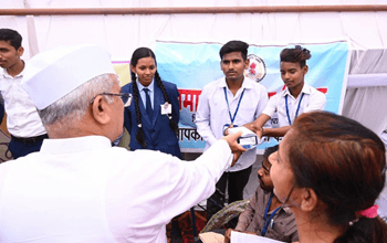 मुख्यमंत्री ने मेधावी छात्र-छात्राओं को हाथ घड़ी दे कर सम्मानित किया...