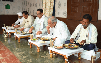 मुख्यमंत्री भूपेश बघेल ने किसान लखन लाल साहू के घर स्वादिष्ट छत्तीसगढ़ी भोजन का लिया स्वाद...