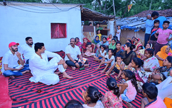 शहर विकास पर चर्चा : जमीन पर बैठकर सूनी लोगों की समस्या: विधायक देवेंद्र यादव...