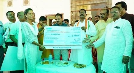 खाद्य मंत्री श्री भगत ने 100 से अधिक हितग्राहियों को दी 14.55 लाख रूपए की सहायता राशि...