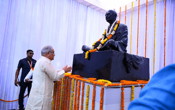 मुख्यमंत्री भूपेश बघेल ने जिला कार्यालय परिसर में राष्ट्रपिता महात्मा गांधी की प्रतिमा में पुष्प अर्पित करते हुए किया नमन...