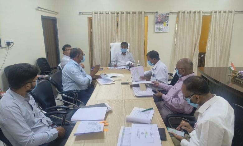 संभागायुक्त ने संभागीय अधिकारियों को निर्माण कार्य शीघ्र पूर्ण कराने के दिए निर्देश...