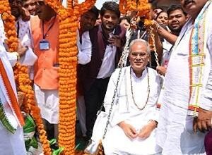 कलार समाज ने समर्थन मूल्य पर 65 प्रकार की वनोपजों की खरीदी के फैसले के लिए मुख्यमंत्री भूपेश बघेल को महुआ से तौल कर उनके प्रति आभार जताया...