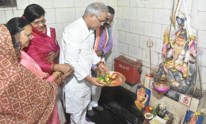मुख्यमंत्री भूपेश बघेल ने सावन सोमवार के अवसर पर ग्राम भरदा के शिव मंदिर में की पूजा-अर्चना