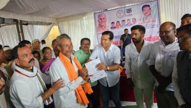 मंत्री श्री मरकाम ने माकड़ी में 117 हितग्राहियों को वितरित किए वन अधिकार पत्र
