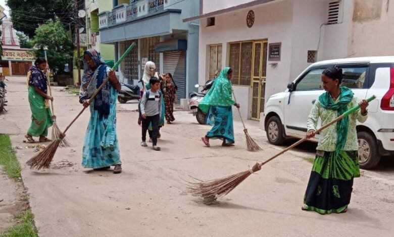 फाइट द बाइट मिशन मोड़ पर तालाबो की सफाई, घर-घर पहुंचकर निगम अमला कर रही है मलेरिया के लार्वा का खात्मा