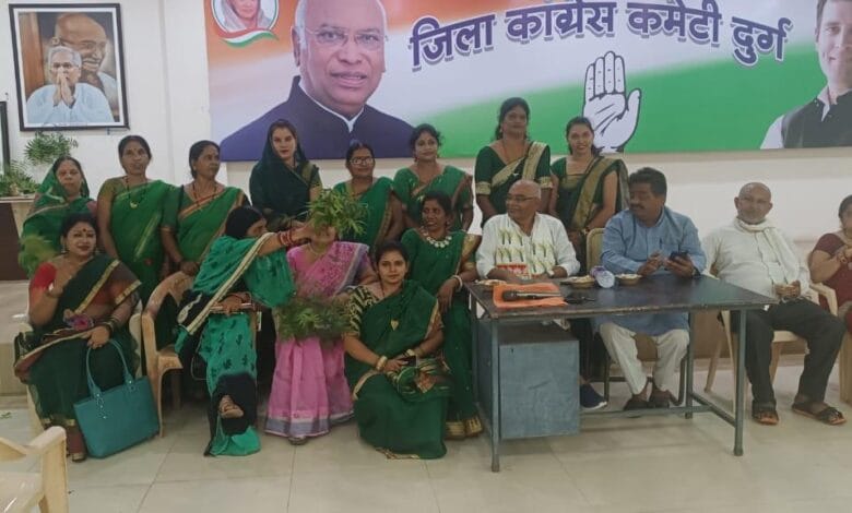 महिला कांग्रेस कमेटी द्वारा छत्तीसगढ़ के पहेली तिहार हरेली उत्सव पर्व कांग्रेस भवन दुर्ग में वरिष्ठजनों के साथ किया गया नांगर पूजन