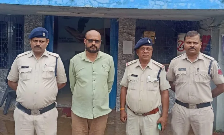 ज्यादा ब्याज का झांसा देकर करोड़ो की ठगी करने वाला चिटफंड कंपनी का फरार डायरेक्टर गिरफ्तार 1 ज्यादा ब्याज का झांसा देकर करोड़ो की ठगी करने वाला चिटफंड कंपनी का फरार डायरेक्टर गिरफ्तार