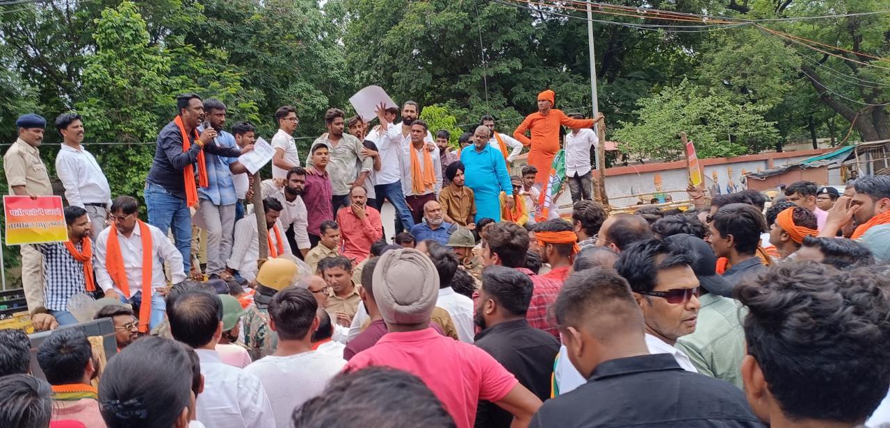 दुर्ग में भाजपा का जंगी प्रदर्शन:: विकास कार्यों में भ्रष्टाचार और टेंडर घोटालों के खिलाफ आंदोलित भाजपा पहुंची अधीक्षण अभियंता को घेरने... 1 दुर्ग में भाजपा का जंगी प्रदर्शन:: विकास कार्यों में भ्रष्टाचार और टेंडर घोटालों के खिलाफ आंदोलित भाजपा पहुंची अधीक्षण अभियंता को घेरने...