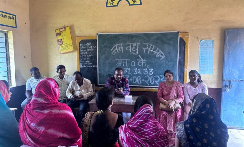 अति.तहसीलदार गुप्ता ने सपरिवार किया नव वधुओ और नवीन मतदाताओं का सम्मान 1 अति.तहसीलदार गुप्ता ने सपरिवार किया नव वधुओ और नवीन मतदाताओं का सम्मान