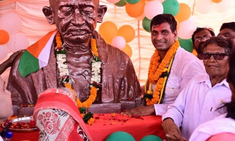 शहीद चुम्मन यादव की प्रतिमा पर माल्यार्पण कर विधायक देवेंद्र यादव ने किए प्रणाम और फिर शुरू हुई तिरंगा यात्रा