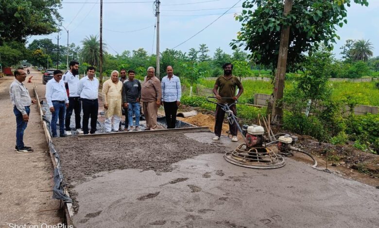 शिवनाथ नदी मुक्ति धाम मार्ग चौड़ीकरण कार्य का विधायक,महापौर ने किया निरीक्षण... 1 शिवनाथ नदी मुक्ति धाम मार्ग चौड़ीकरण कार्य का विधायक,महापौर ने किया निरीक्षण...