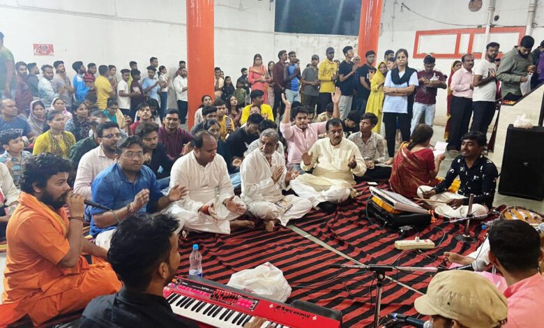 हनुमान मंदिर के प्रांगण में सुंदरकांड व भक्ति गीत का आयोजन... 1 हनुमान मंदिर के प्रांगण में सुंदरकांड व भक्ति गीत का आयोजन...