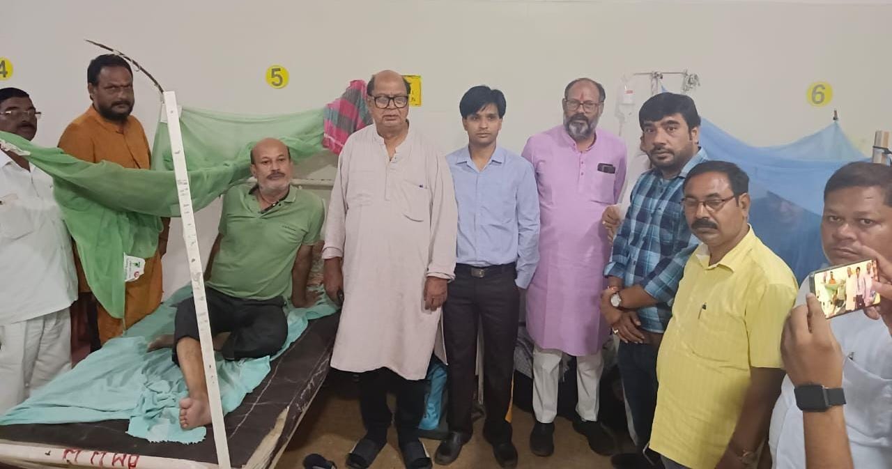दुर्ग शहर में डेंगू का बढ़ता प्रकोप:: जिला भाजपा अध्यक्ष जितेन्द्र वर्मा ने जिला अस्पताल पहुंचकर डेंगू मरीजों से की मुलाकात...