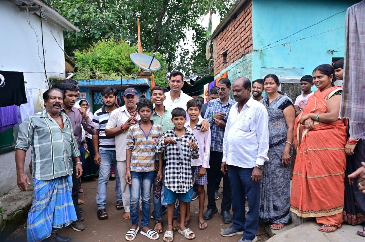 कई विकास कार्य की विधायक देवेंद्र यादव ने दी सौगात, शास्त्री नगर में प्रगति यात्रा,इस दौरान घर-घर जाकर लोगों से मिले विधायक