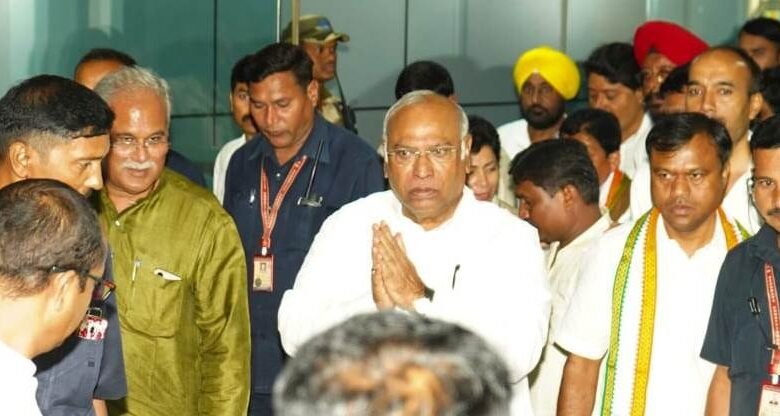 मुख्यमंत्री ने रायपुर पहुंचने पर मल्लिकार्जुन खड़गे की अगवानी की...