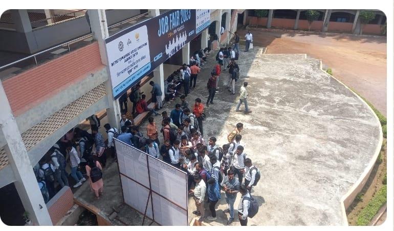 मेगा प्लेसमेंट के माध्यम से 482 युवाओं का चयन... 1 मेगा प्लेसमेंट के माध्यम से 482 युवाओं का चयन...