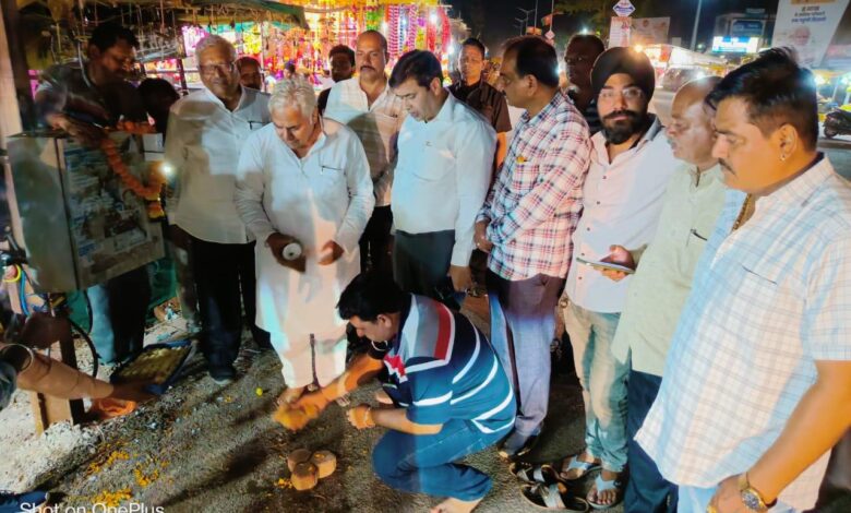 विधायक व महापौर ने ट्यूबलर पोल में लगी लाइट को त्यौहार का सीजन देखते हुए किया शुभारंभ 1 विधायक व महापौर ने ट्यूबलर पोल में लगी लाइट को त्यौहार का सीजन देखते हुए किया शुभारंभ