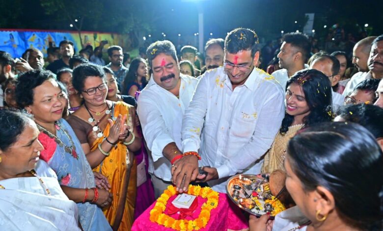 सेक्टर 2 तालाब में छत्तीसगढ़ महतारी और म्यूजिकल फाउंटेन का विधायक देवेंद्र यादव ने किया लोकार्पण... 3 सेक्टर 2 तालाब में छत्तीसगढ़ महतारी और म्यूजिकल फाउंटेन का विधायक देवेंद्र यादव ने किया लोकार्पण...