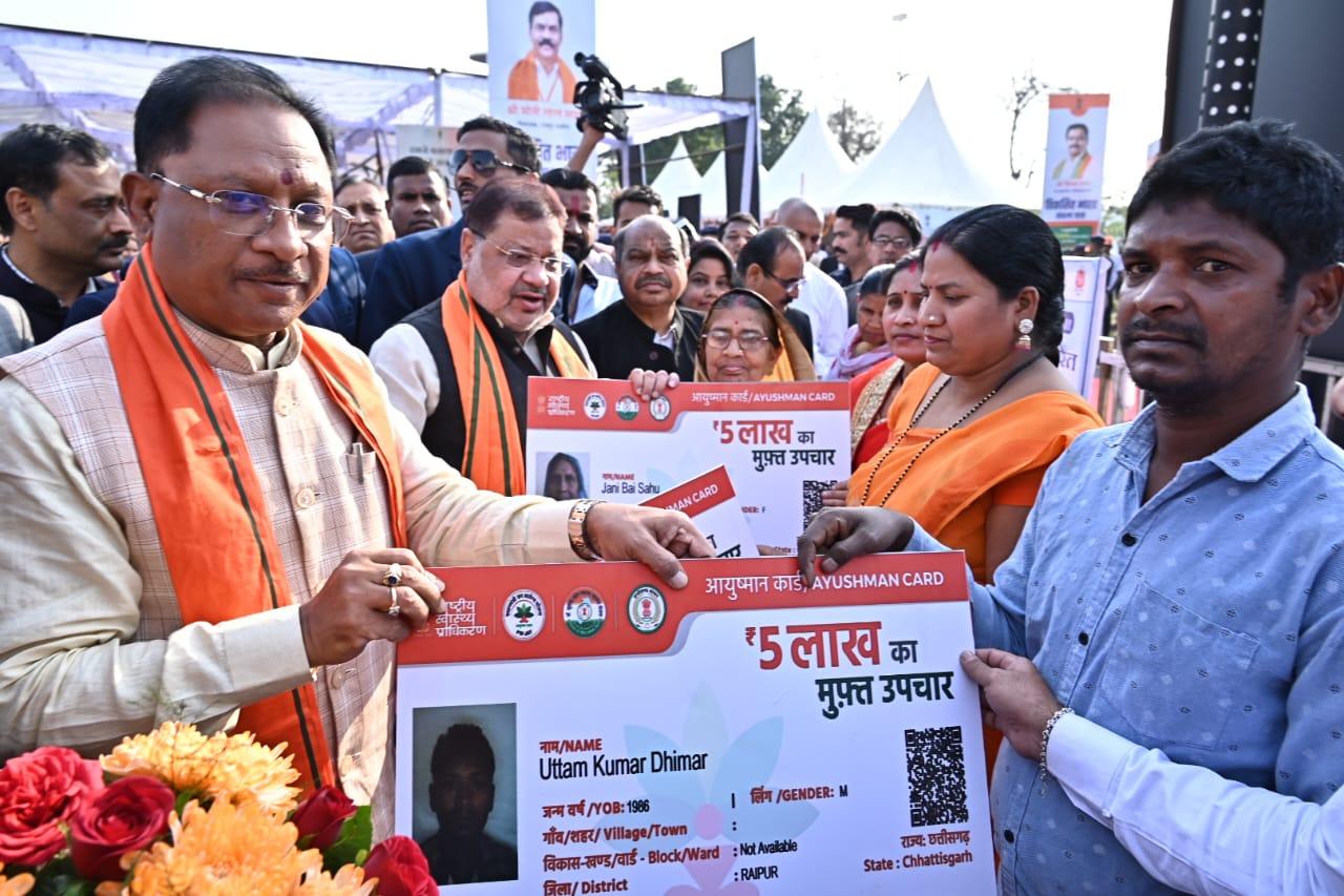 मुख्यमंत्री श्री साय ने विकसित भारत संकल्प यात्रा के शुभारंभ पर विभिन्न विभागों के स्टॉल का किया अवलोकन