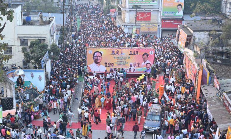 रोड शो के दौरान मुख्यमंत्री विष्णु देव साय पर जनता करती रही पुष्पवर्षा... 3 रोड शो के दौरान मुख्यमंत्री विष्णु देव साय पर जनता करती रही पुष्पवर्षा...