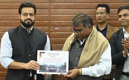 सेवानिवृत्त अधिकारी को दी गई भावभीनी बिदाई...