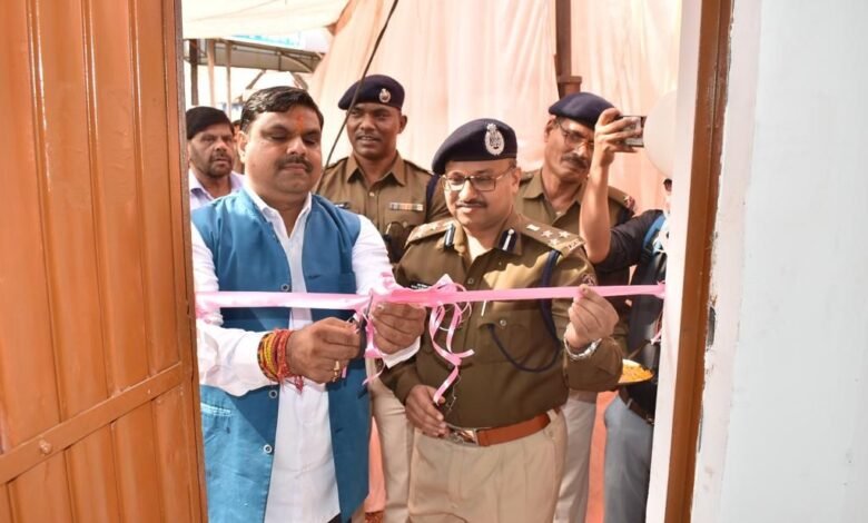 दुर्ग विधायक गजेन्द्र यादव एवं वरिष्ठ पुलिस अधीक्षक द्वारा बस स्टेण्ड दुर्ग मे यातायात पुलिस सहायता केन्द्र का उद्घाटन किया गया