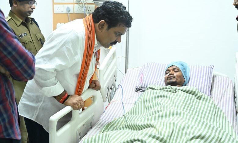 उपमुख्यमंत्री एवं गृहमंत्री विजय शर्मा घायल जवान से मिलने पहुँचे अस्पताल...