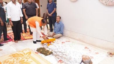 मुख्यमंत्री श्री साय शिक्षा मंत्री के घर पहुंचकर उनकी माता जी के निधन पर व्यक्त की शोक संवेदना....