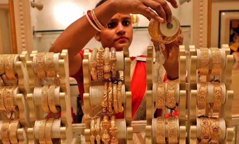 Gold Price Today: नहीं बदला सोने का भाव, चांदी में ₹400 का उछाल, फटाफट चेक करें रेट....