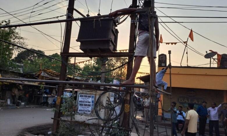 बाजार क्षेत्र में ट्रांसफार्मर घेर कर अवैध संचालित दुकान को हटाया...