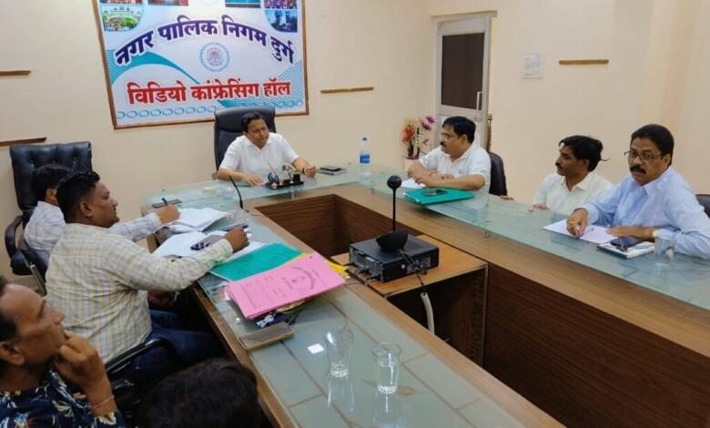 आयुक्त ने निर्माण कार्यो में लेटलतीफी पर ठेकेदार को लगाई जमकर फटकार,नोटिस जारी करने के दिये निर्देश...