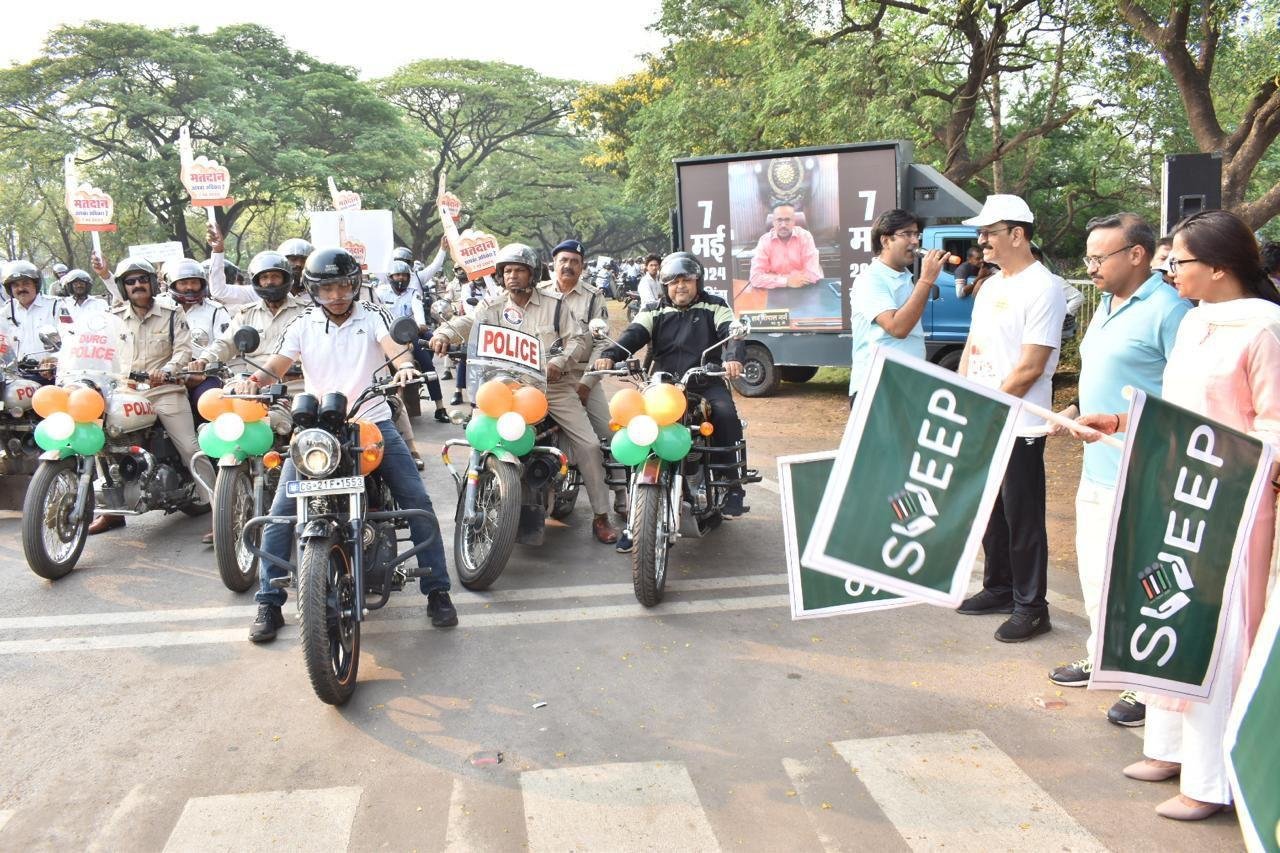 मतदान हेतु प्रेरित करने जिला प्रशासन एवं पुलिस द्वारा बाईक रैली का आयोजन...