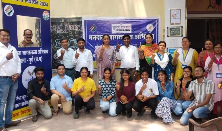 मतदाता जागरूकता में सम्मानित हुए नवविवाहिता वधु, वरिष्ठ नागरिक एवं युवा... 1 मतदाता जागरूकता में सम्मानित हुए नवविवाहिता वधु, वरिष्ठ नागरिक एवं युवा...
