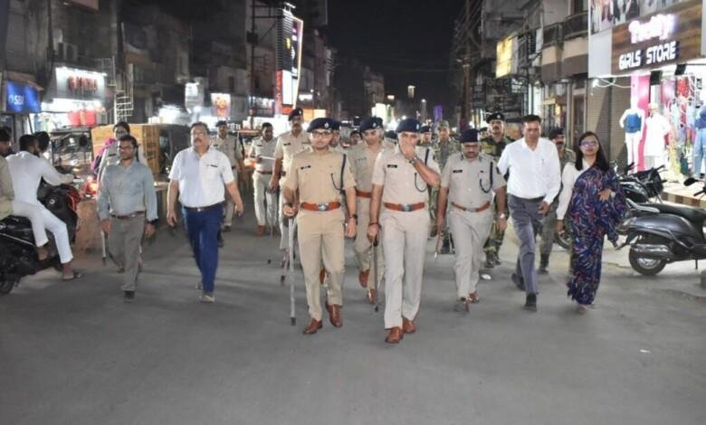 पुलिस एवं प्रशासनिक अधिकारियों व्दारा दुर्ग क्षेत्र में किया गया फ्लैग मार्च...