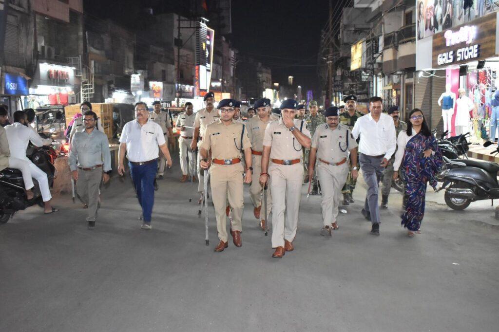पुलिस एवं प्रशासनिक अधिकारियों व्दारा दुर्ग क्षेत्र में किया गया फ्लैग मार्च... 1 पुलिस एवं प्रशासनिक अधिकारियों व्दारा दुर्ग क्षेत्र में किया गया फ्लैग मार्च...