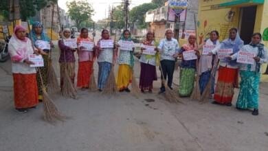 दुर्ग नगर निगम स्वच्छता दीदियों ने एक हाथ में झाड़ू ,दूसरे हाथ में "मतदान जरूर करें" की तख्तियां लेकर किया जागरूक....