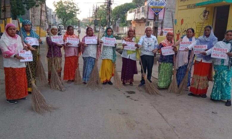 दुर्ग नगर निगम स्वच्छता दीदियों ने एक हाथ में झाड़ू ,दूसरे हाथ में "मतदान जरूर करें" की तख्तियां लेकर किया जागरूक....