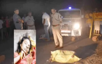प्लास्टिक बोरी में सड़क किनारे मिली महिला का शव...