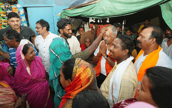 भाजपा प्रत्याशी बृजमोहन अग्रवाल ने मतदान से एक दिन पूर्व को घर-घर जनसंपर्क किया और वोट मांगे...