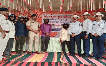 दुर्ग पुलिस द्वारा ग्राम लिटिया में ग्रामीणों को माल वाहक वाहन में यात्रा ना करने यातायात जागरूकता कार्यक्रम आयोजित किया गया...