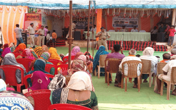 दुर्ग पुलिस द्वारा ग्राम लिटिया में ग्रामीणों को माल वाहक वाहन में यात्रा ना करने यातायात जागरूकता कार्यक्रम आयोजित किया गया...