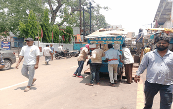 आयुक्त की मौजूदगी में टीम अमला ने मोती काम्प्लेक्स से लेकर तकिया पारा तक 35 जगहों से हटवाया सड़क किनारे से अतिक्रमण...