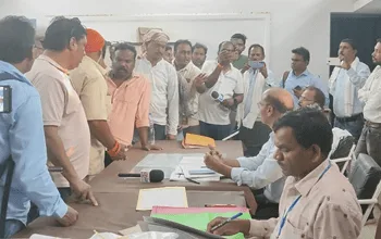 NEET परीक्षा में बड़ी लापरवाही: परीक्षा के बाद स्टूडेंट्स और परिजनों का हंगामा, जानिए पूरा मामला...