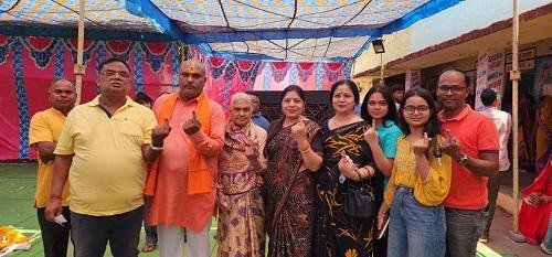 विधायक ललित चंद्राकर ने पूरे परिवार के साथ मतदान कर अपने मताधिकार का प्रयोग किया...