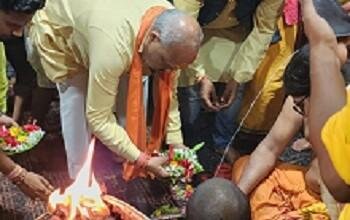 विधायक ललित चंद्राकर ने बाबा बैद्यनाथ धाम मंदिर में बाबा का जलाभिषेक किया...